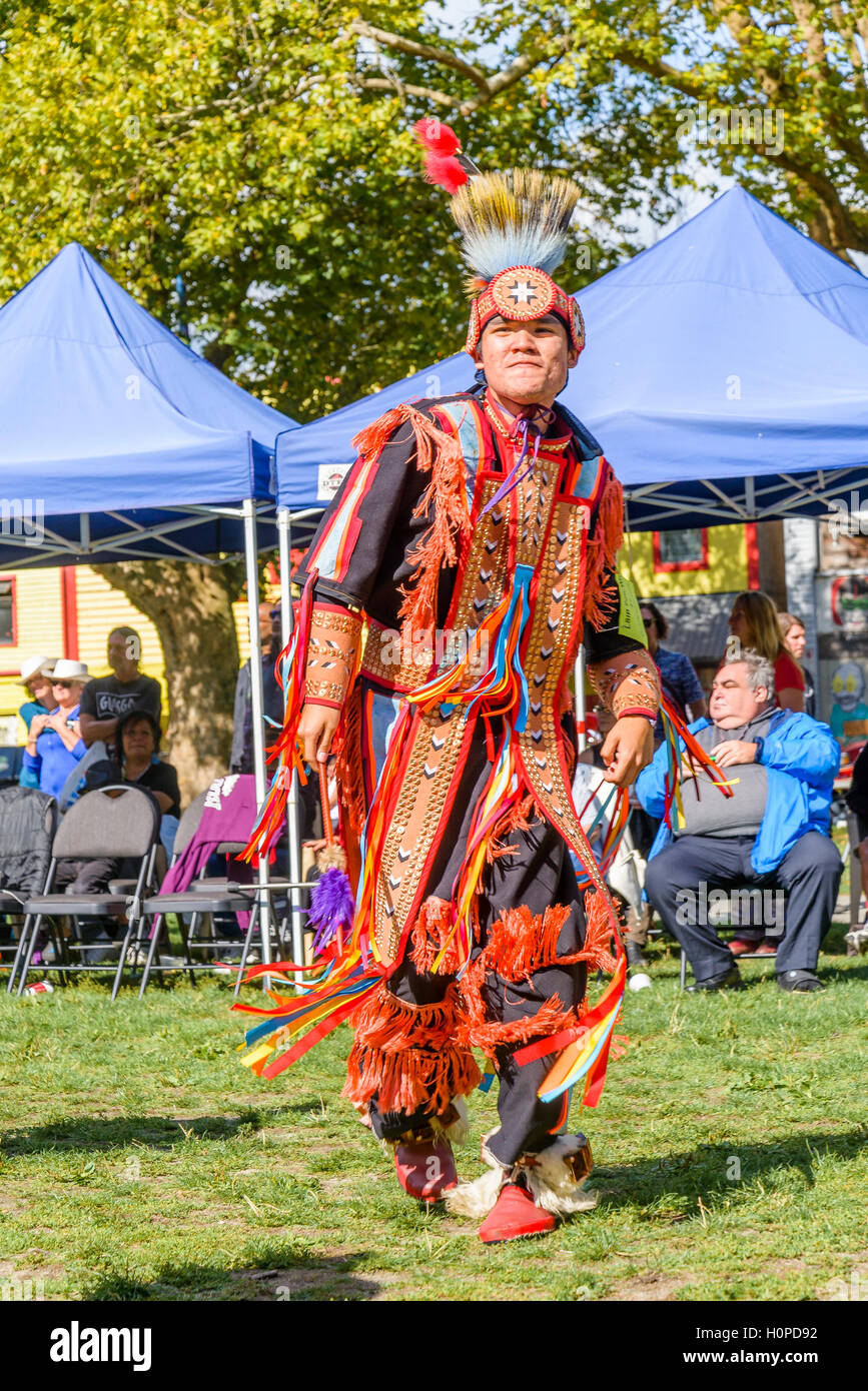 Le Prime Nazioni ballerino, DTES Pow Wow e celebrazione culturale, Oppenheimer Park, Vancouver, British Columbia, Canada Foto Stock