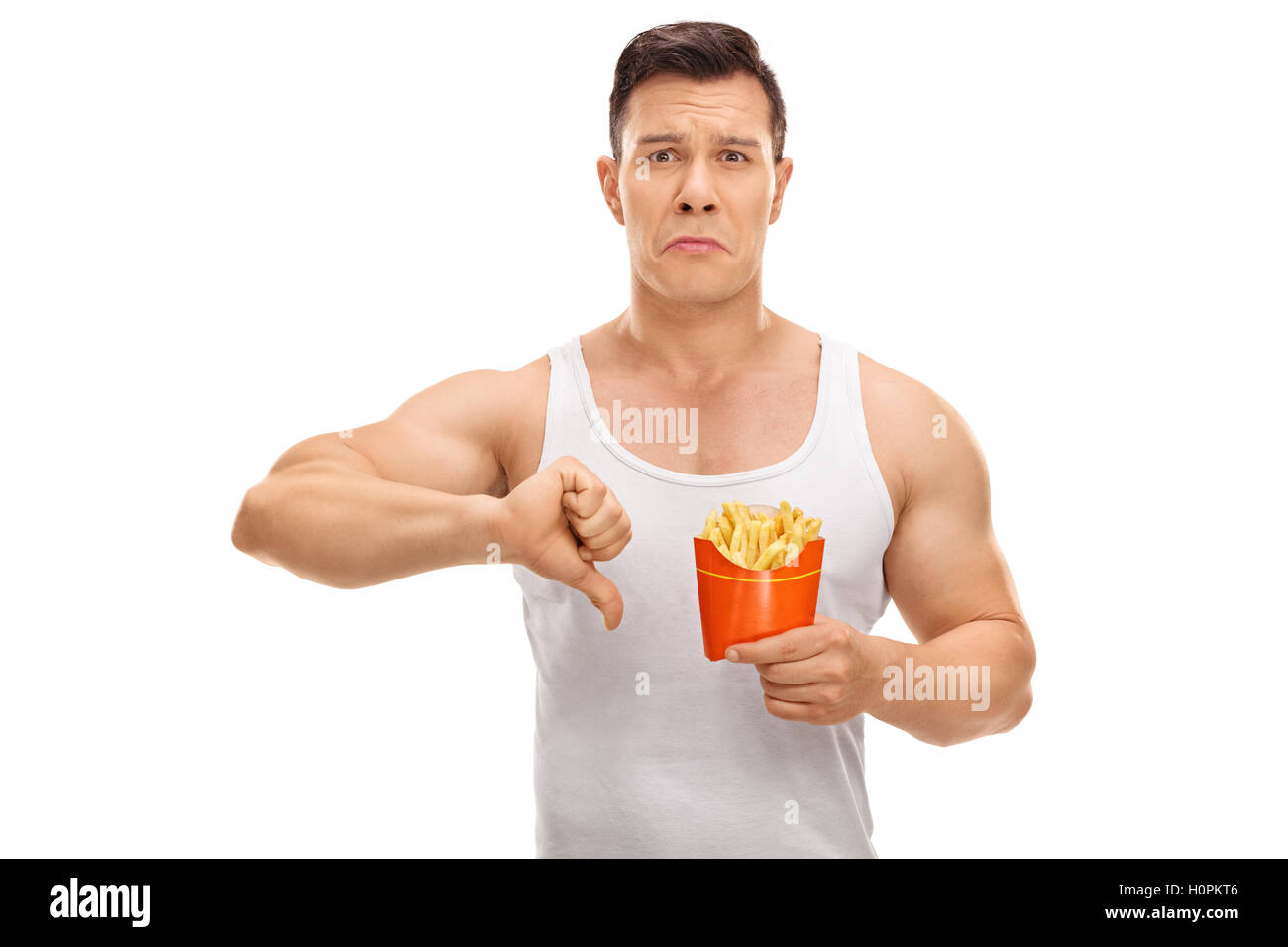 Uomo deluso tenendo un sacchetto di patatine fritte e facendo un pollice in basso segno isolato su sfondo bianco Foto Stock