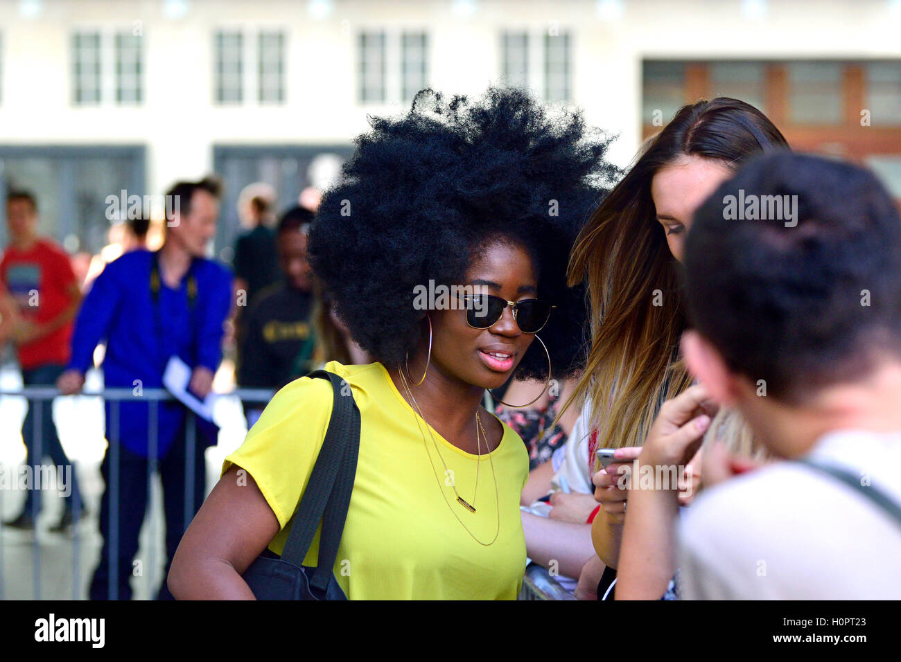 Clara Amfo, DJ su BBC Radio 1's metà mattina mostra, posa per selfies con ventole al di fuori della Radio 1 monolocali, Broadcasting House, Foto Stock