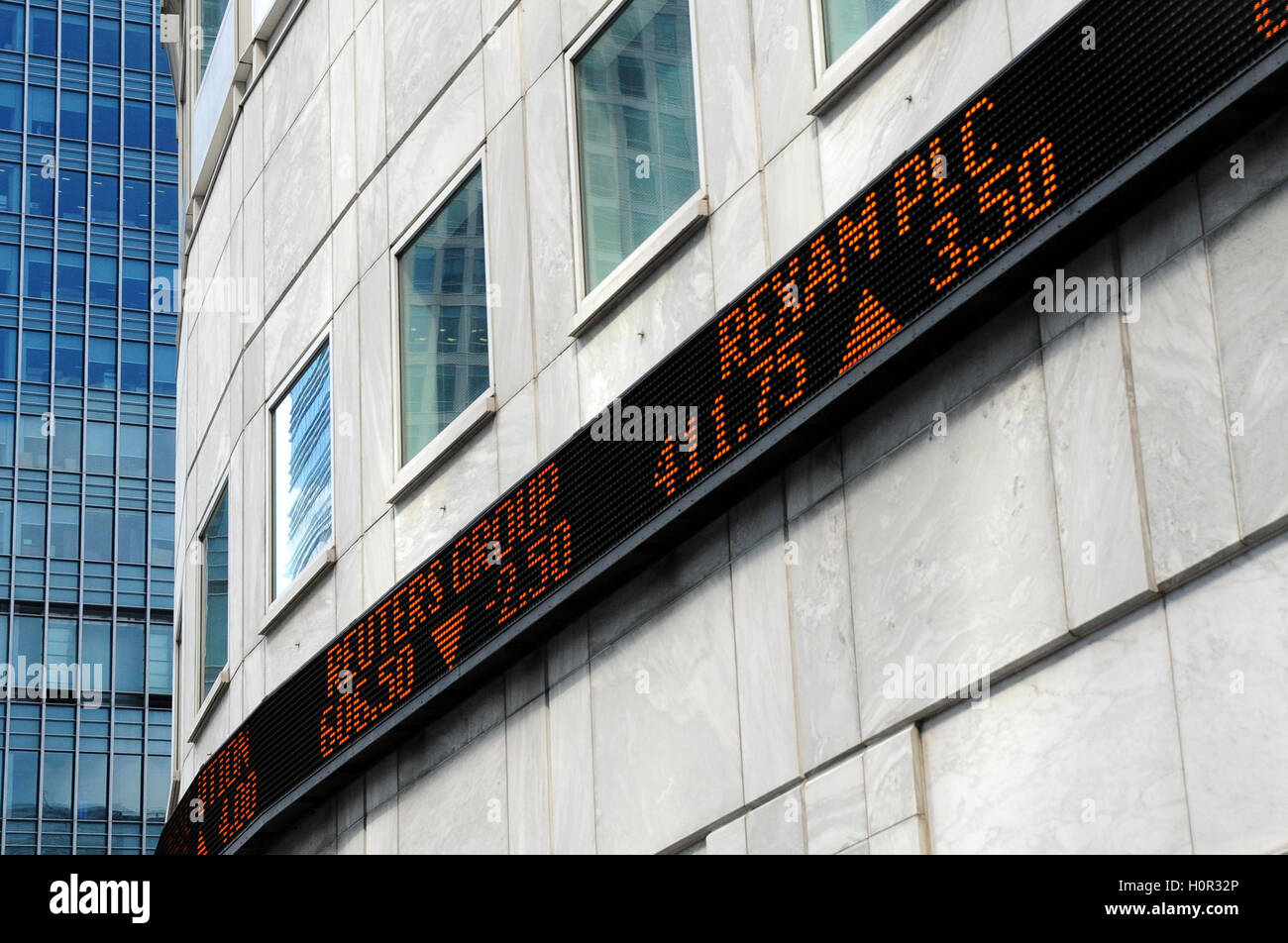 Mercato finanziario Ticker tape board fuori città di edificio londinese Foto Stock