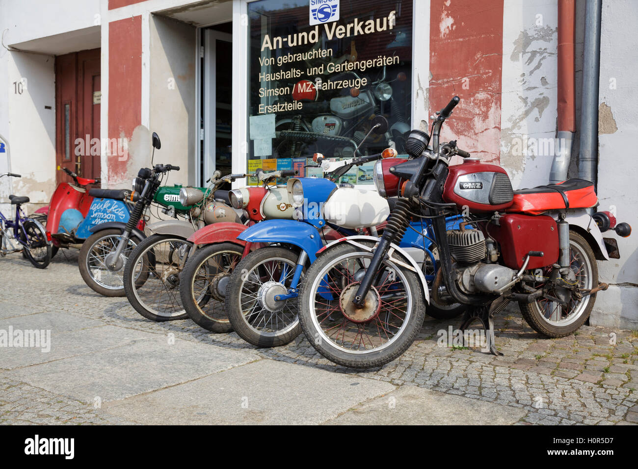 Simson motociclette per la vendita al di fuori di un negozio a Angermünde, Brandeburgo, Germania Foto Stock