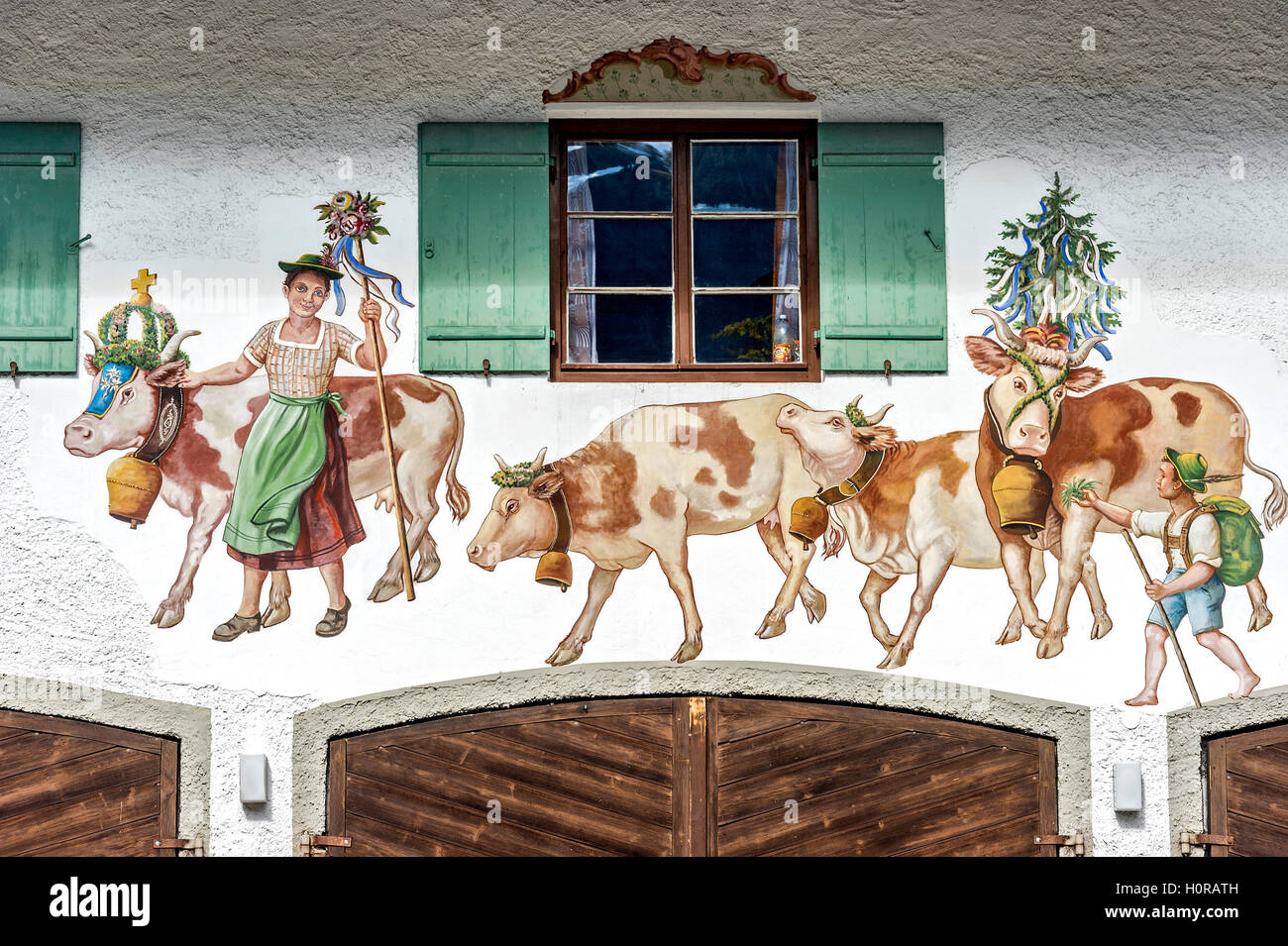Lüftlmalerei bavarese, rurale scena con mucche, il municipio vecchio, Bayrischzell, Alta Baviera, Baviera, Germania Foto Stock