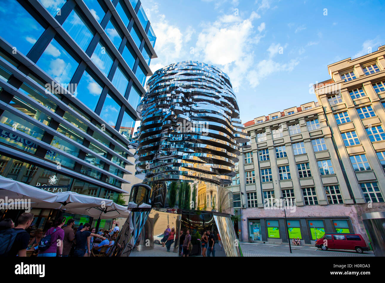 Statua di Franz Kafka, il lavoro più recente da artista David Cerny è situato nel cortile del centro commerciale Quadrio (metropolitana Narodni tr Foto Stock