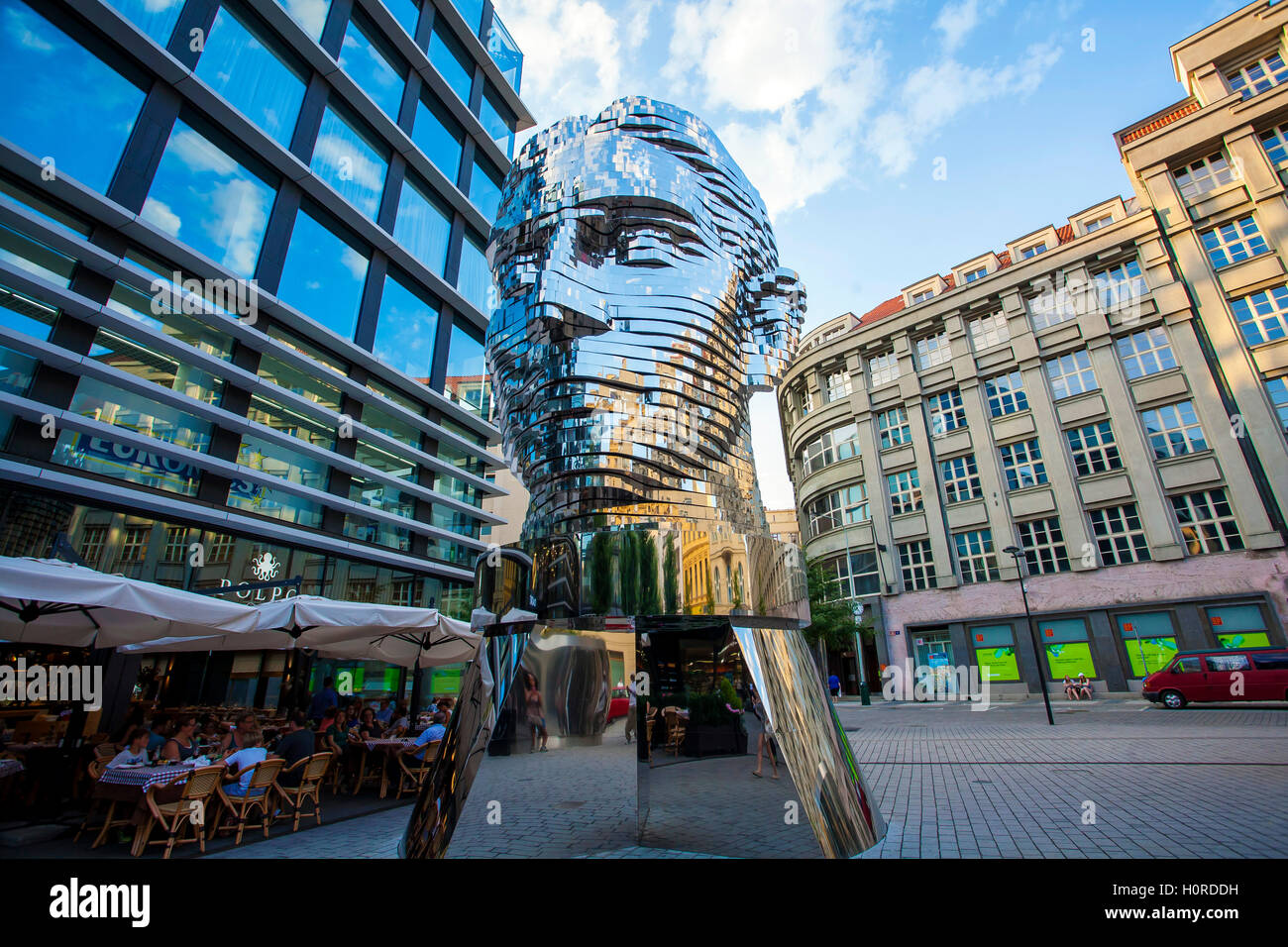 Statua di Franz Kafka, il lavoro più recente da artista David Cerny è situato nel cortile del centro commerciale Quadrio (metropolitana Narodni tr Foto Stock