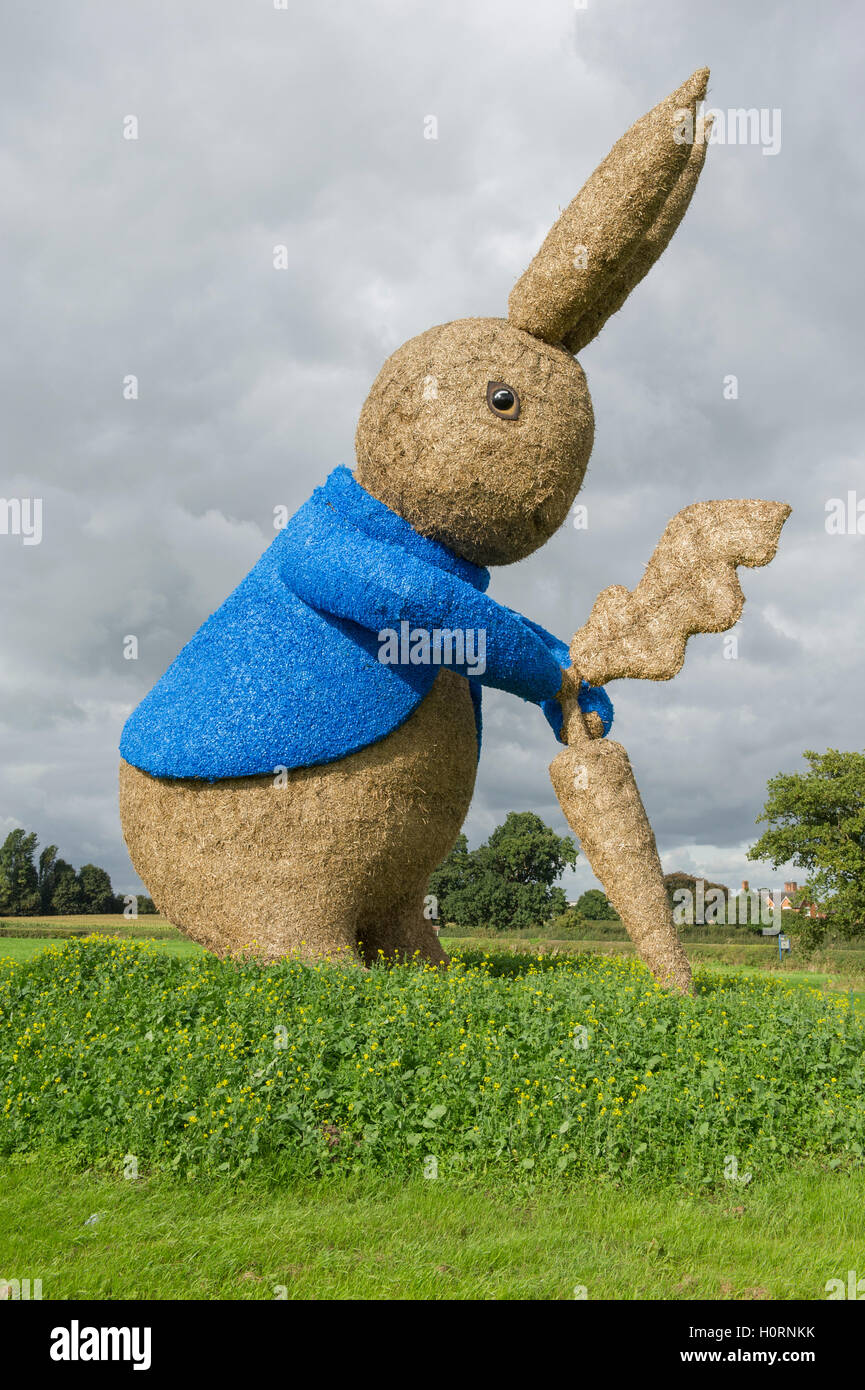 Giant Peter Rabbit scultura di paglia a Snugburys Ice Cream vicino a Nantwich celebrando 150 anni dalla nascita di Beatrix Potter Foto Stock