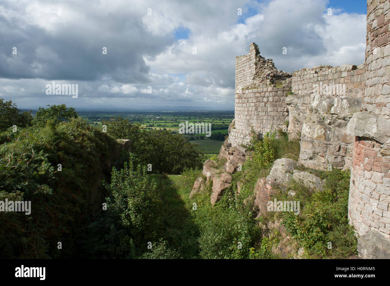 La vista dalla passeggiata entrando nella sezione più alta del castello di rovine di Beeston Castle nel Cheshire Foto Stock