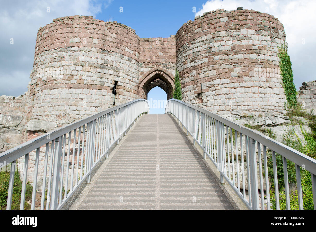 La passerella di entrare nella sezione più alta del castello di rovine di Beeston Castle nel Cheshire Foto Stock