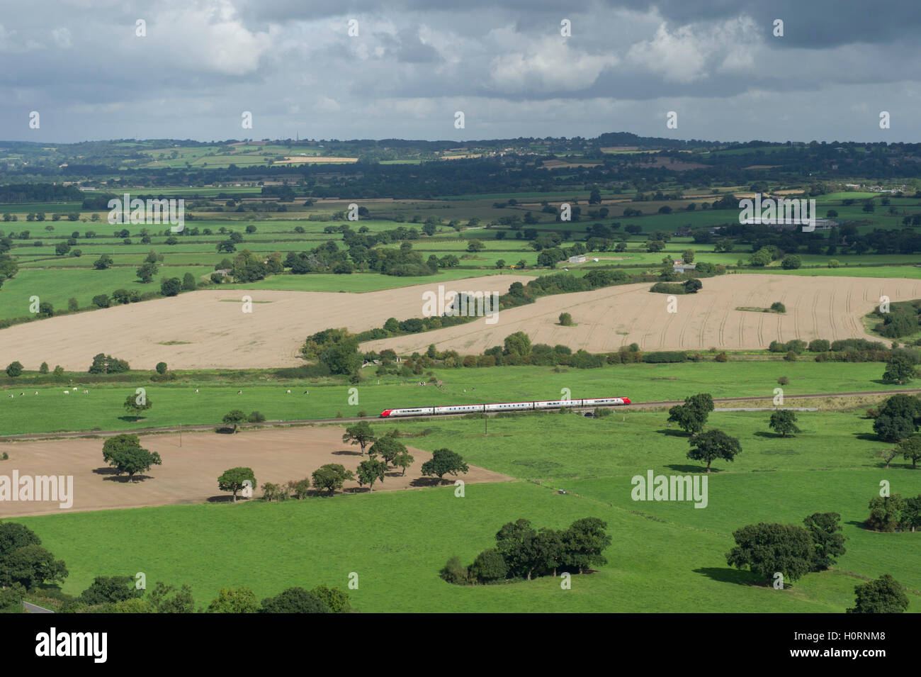 Una vergine treno in viaggio attraverso la campagna di Cheshire tra Chester e Crewe Foto Stock