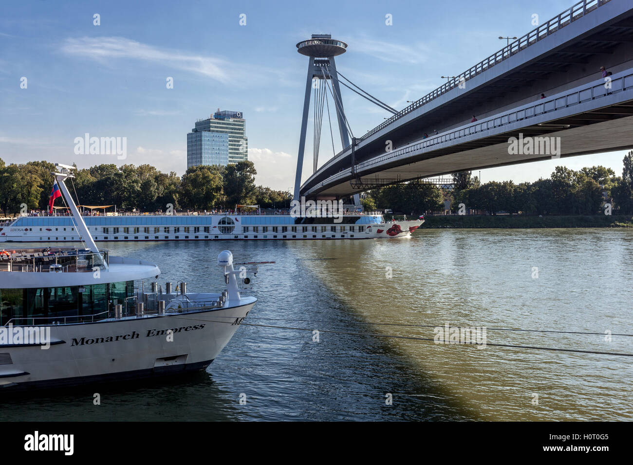 Ponte della Rivolta Nazionale Slovacca (SNP) con ristorante UFO, barche, Danubio, Bratislava, Slovacchia, Europa Foto Stock