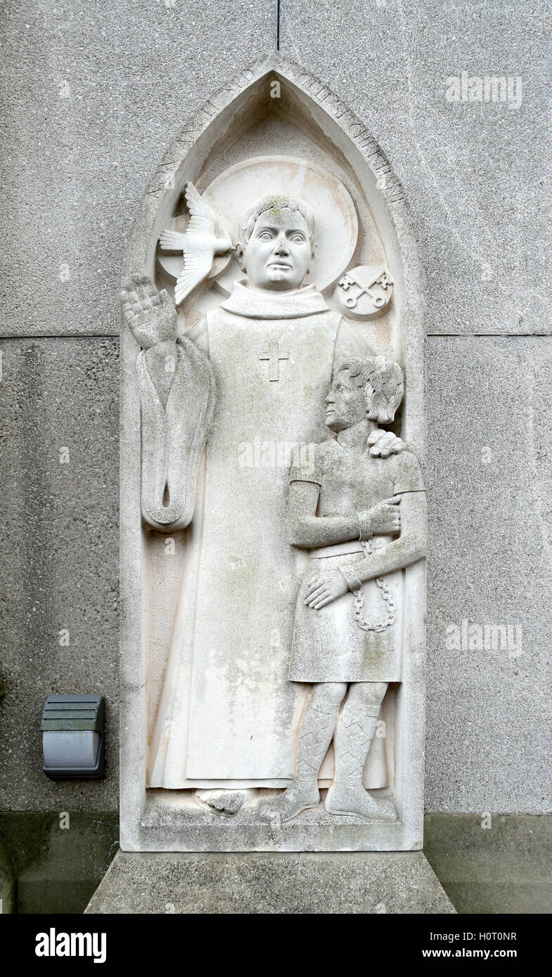 A Canterbury Kent, Regno Unito. La chiesa cattolica di San Tommaso - statua: Gregorio Magno con anglian slave nel foro romano (esterno) Foto Stock