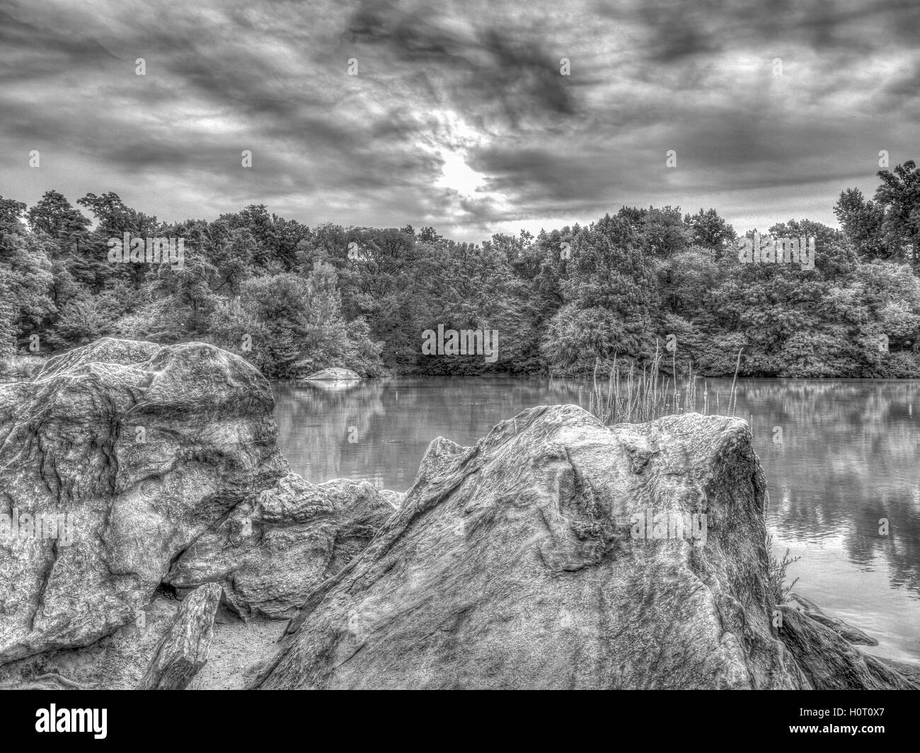 Presso il lago di Central Park di New York City in estate lago di fronte a rocce di grandi dimensioni Foto Stock