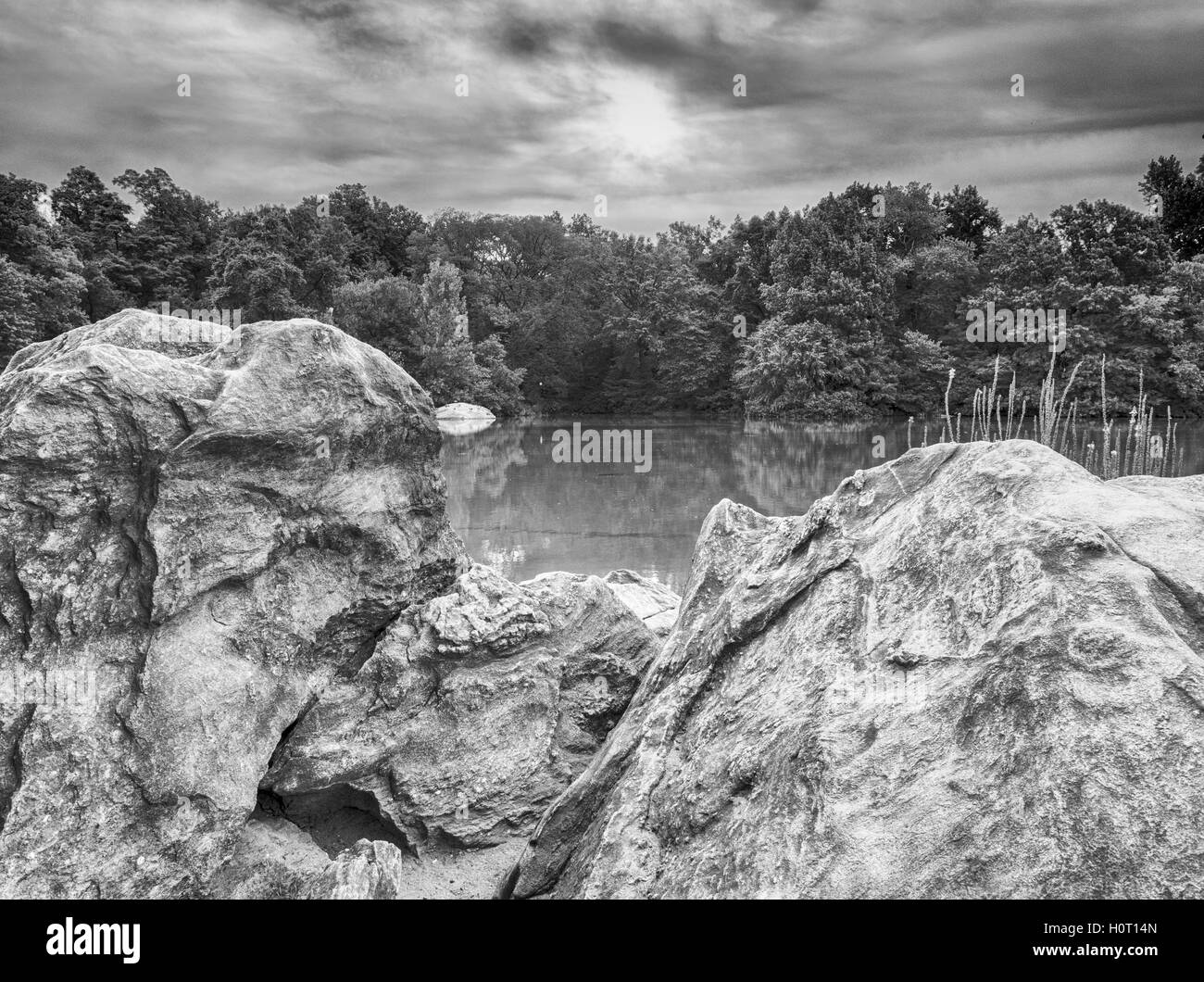 Presso il lago di Central Park di New York City in estate lago di fronte a rocce di grandi dimensioni Foto Stock