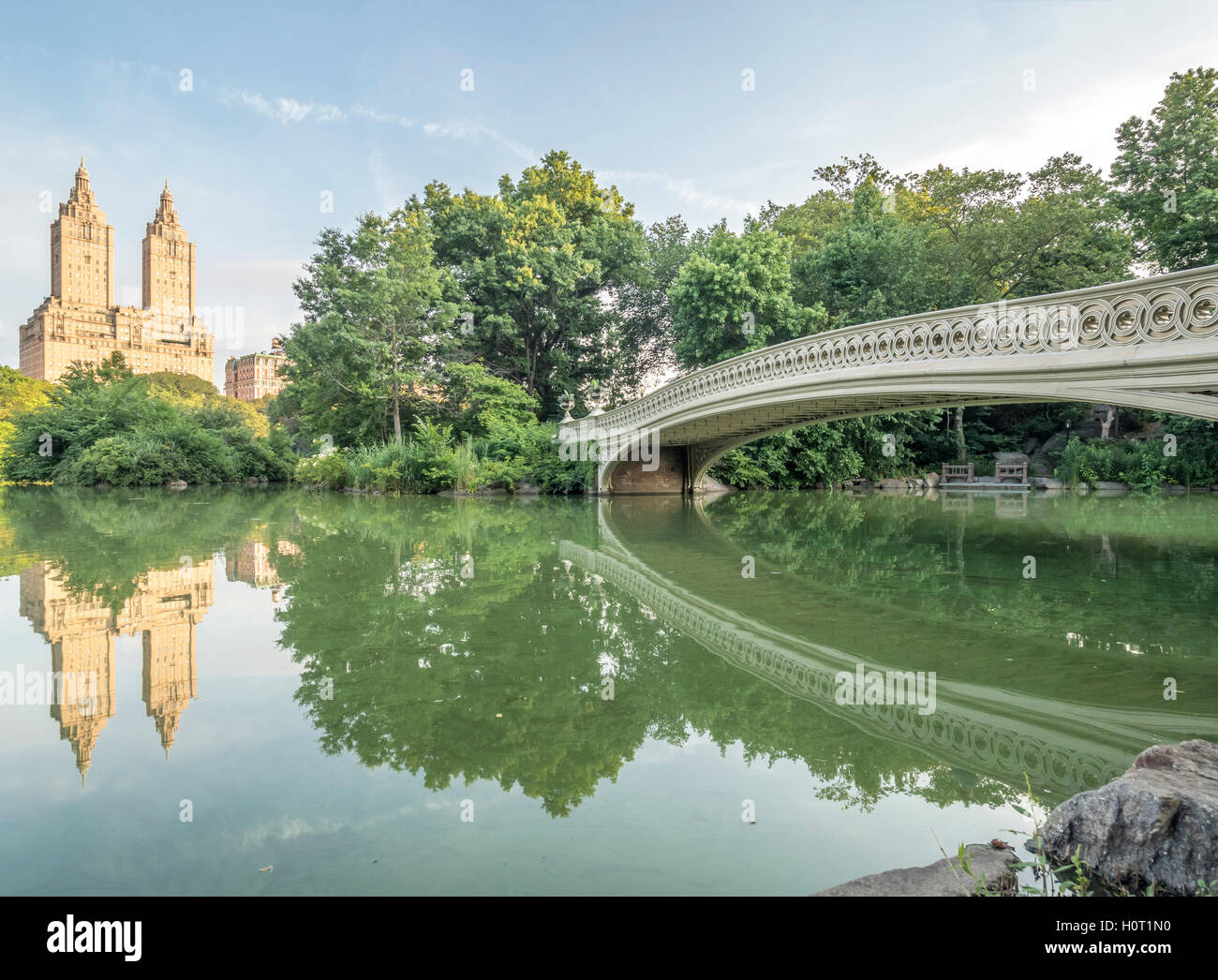 Il ponte di prua è una ghisa ponte situato nel Central Park di New York City, attraversando il lago Foto Stock