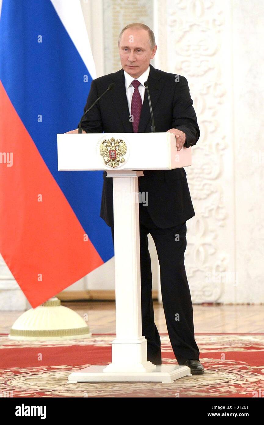Il presidente russo Vladimir Putin gli indirizzi russo atleti paralimpici che hanno preso parte al Rio Giochi Olimpici durante un incontro presso il Cremlino Settembre 19, 2016 a Mosca, in Russia. Foto Stock
