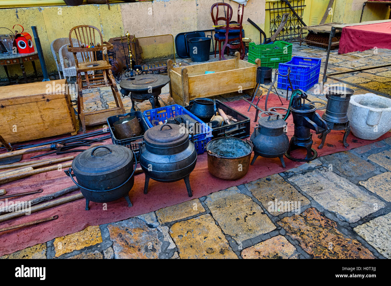 Casa di diverse attrezzature esposte sul mercato in Tarragona, Spagna Foto Stock