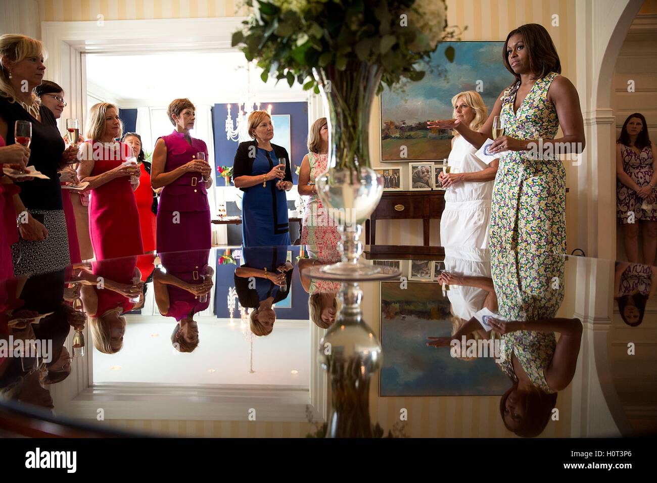 La First Lady Michelle Obama parla durante un unendo le loro forze iniziativa tè per i coniugi di senior leadership militare al Vice Presidenti residenza presso la Naval Observatory Giugno 25, 2014 a Washington, DC. Foto Stock