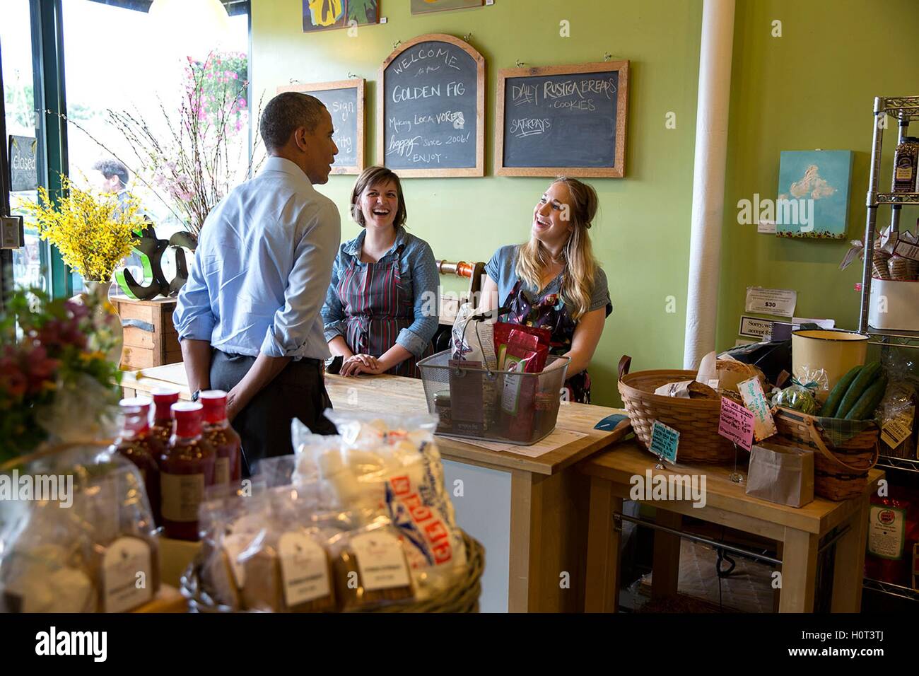 Stati Uniti Il presidente Barack Obama chat con i dipendenti di Golden Fig Fine Foods, un negozio gourmet Giugno 26, 2014 a St. Paul, Minnesota. Foto Stock