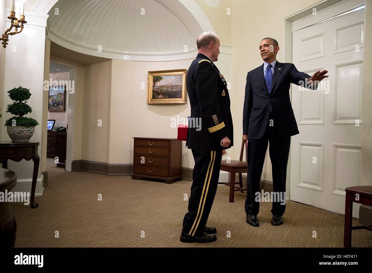 Stati Uniti Il presidente Barack Obama parla con il presidente del Comune di capi di Stato Maggiore gen. Martin Dempsey al di fuori dell'Ufficio Ovale Giugno 19, 2014 a Washington, DC. Foto Stock