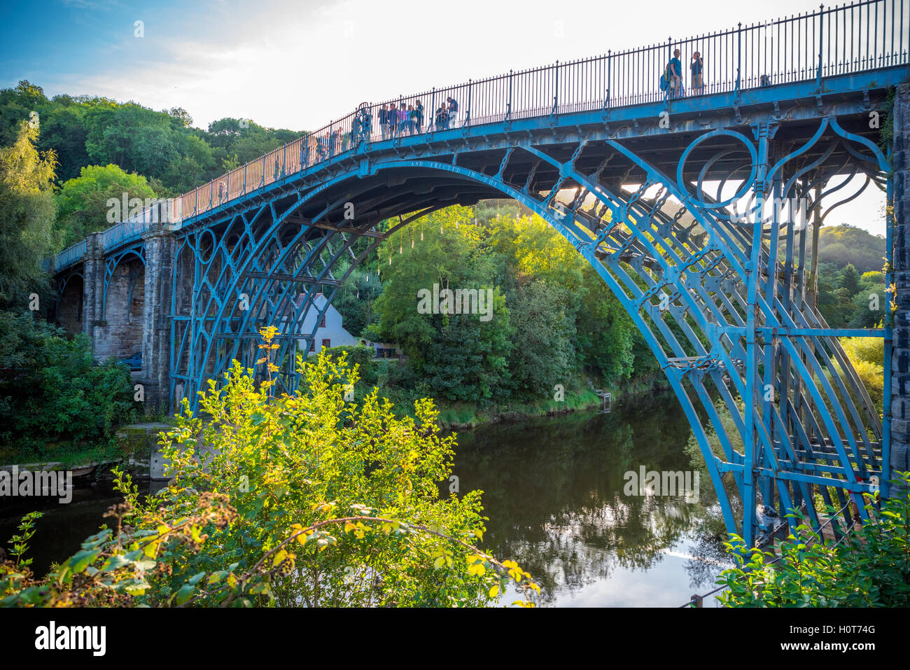 La gente camminare sopra l'Ironbridge nello Shropshire REGNO UNITO Foto Stock