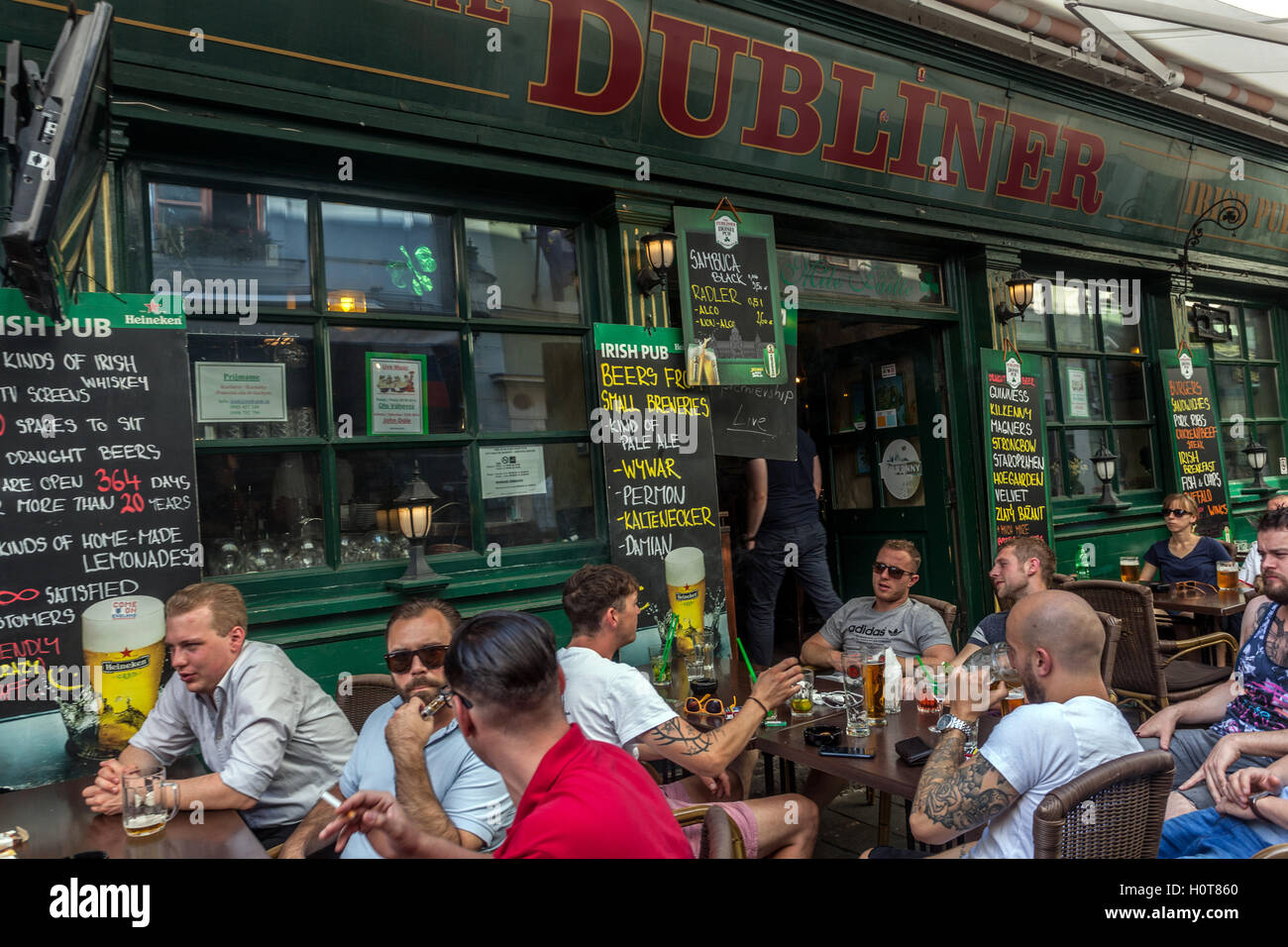 Persone Bratislava Old Town turisti nel Dubliner Bar, pub irlandese in via Sedlárska pub Bratislava Slovacchia, Europa Foto Stock