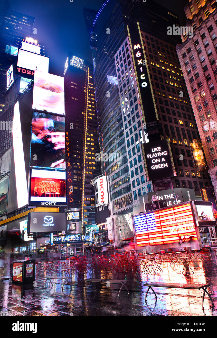 NEW YORK CITY - Luglio 09: Times Square, in primo piano con i Teatri di Broadway e LED animati segni, è un simbolo della città di New York Foto Stock