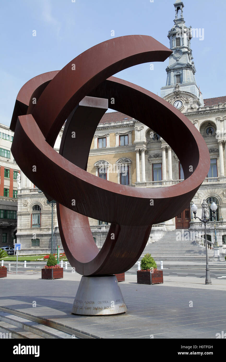 Alternativa di scultura di forma ovoidale di Jorge Oteiza.di fronte al Municipio di Bilbao Spagna Foto Stock