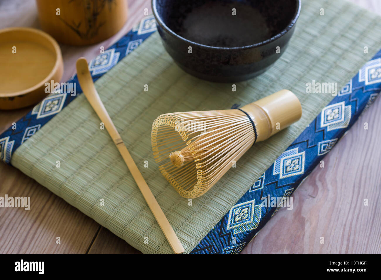 Elementi per rendere il giapponese tè verde Matcha in una tradizionale cerimonia del tè Foto Stock