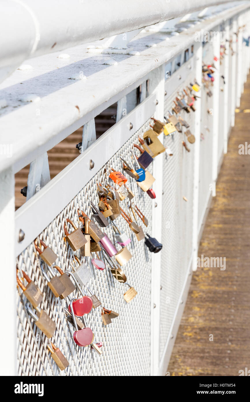 Amore si blocca su un ponte, Nottingham, Inghilterra, Regno Unito Foto Stock