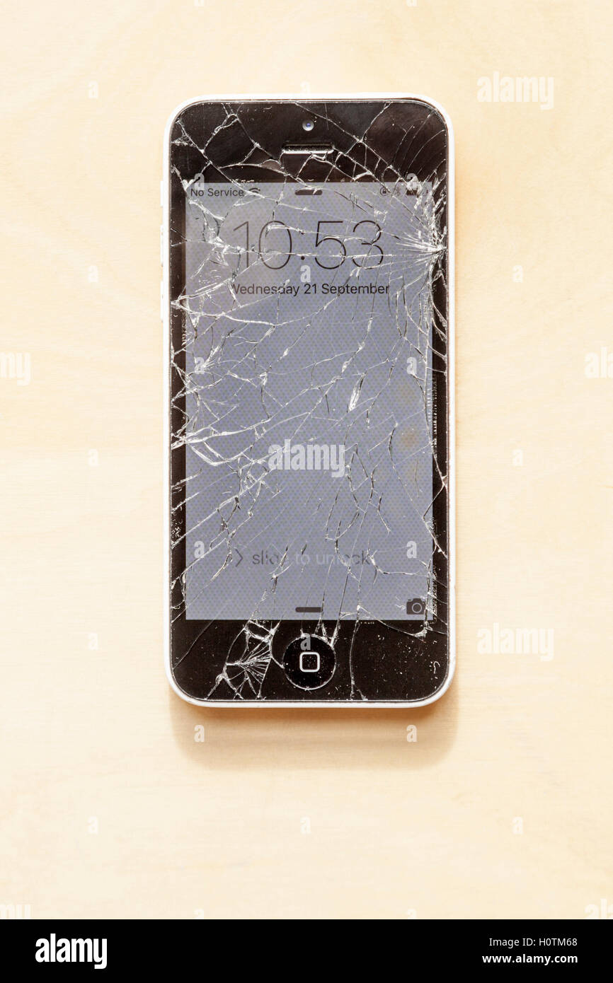 Telefono fracassato. IPhone danneggiato con uno schermo incrinato. Rotto il telefono cellulare. Foto Stock