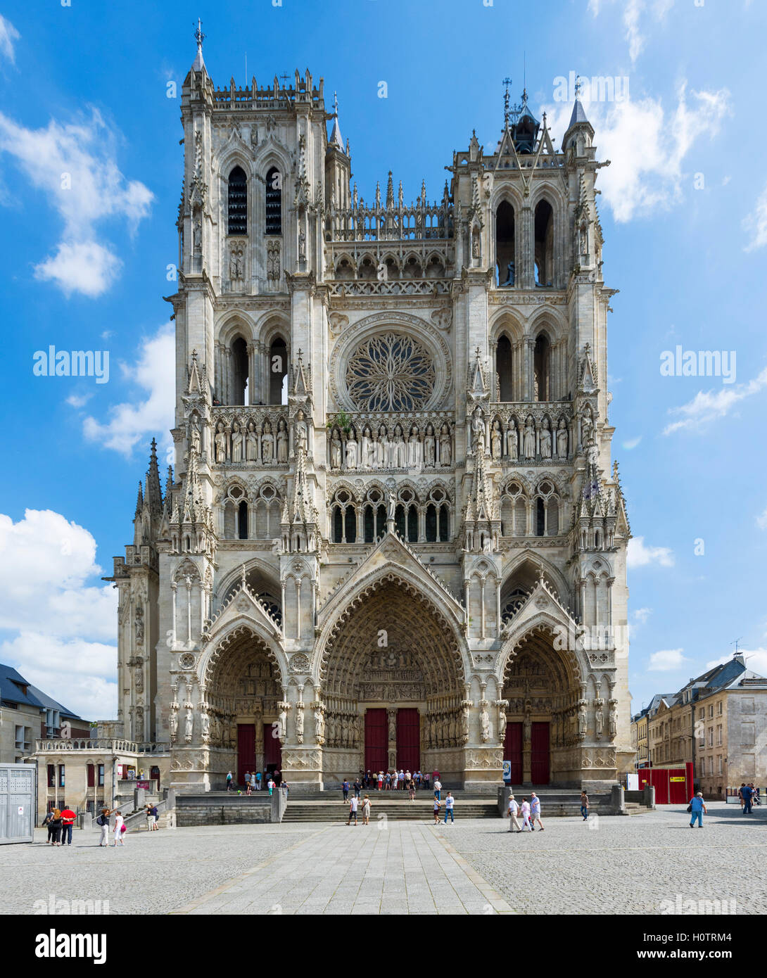 Il fronte ovest della cattedrale di Amiens (Cathédrale Notre Dame d'Amiens), Amiens, Piccardia, Francia Foto Stock