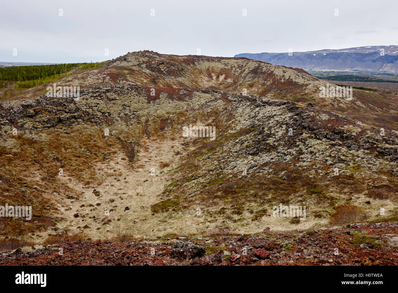 Vista dal bordo del vulcano kerid rim e caldera Islanda Foto Stock