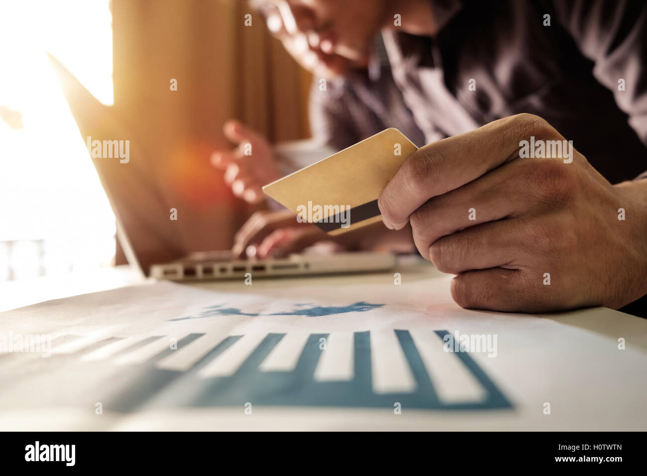 Business man mano utilizzando laptop e tenendo la carta di credito con strato digitale schema di effetto come shopping on line concept Foto Stock