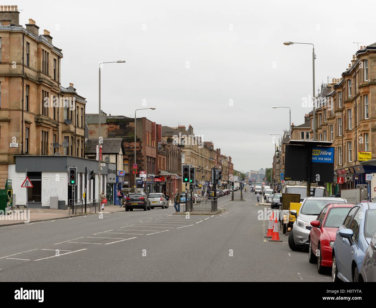 Guardando a nord lungo il Victoria Road sul lato sud di Glasgow, Scotland, Regno Unito Foto Stock