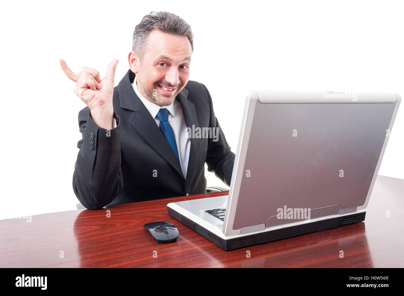 Sorridente stock broker mostrando piccole quantità o un qualcosa di poco isolato su sfondo bianco Foto Stock