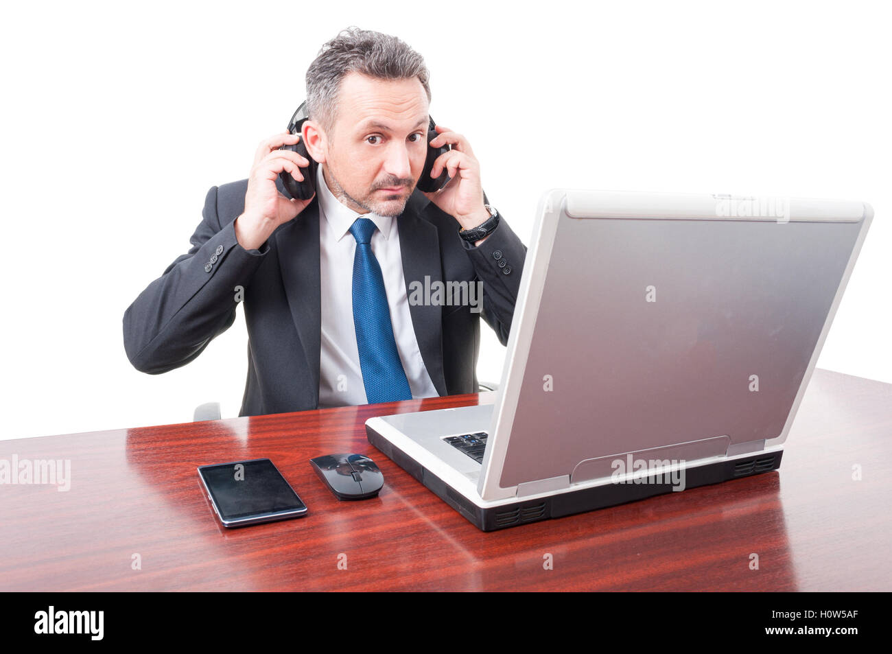 Imprenditore con auricolari desidera ascoltare la musica nella sua rottura isolato su bianco di sfondo per studio Foto Stock