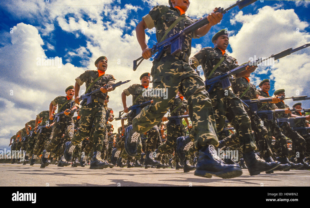 CARACAS - VENEZUELA - I soldati marzo con fucili e baionette durante il 5 luglio il Giorno di Indipendenza parata militare a Los Proceres parade motivi su luglio 5, 1988. Foto Stock
