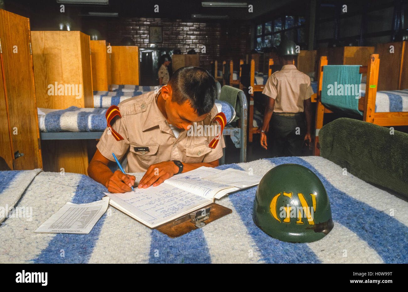 CORDERO, Stato Táchira, Venezuela - Cadet iscritto nel notebook con un letto a castello in dormitorio a guardia nazionale Academy nel maggio 1988. Foto Stock