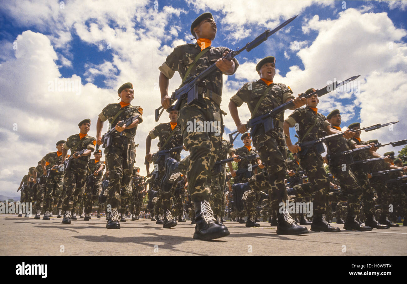 CARACAS - VENEZUELA - I soldati marzo con fucili e baionette durante il 5 luglio il Giorno di Indipendenza parata militare a Los Proceres parade motivi su luglio 5, 1988. Foto Stock