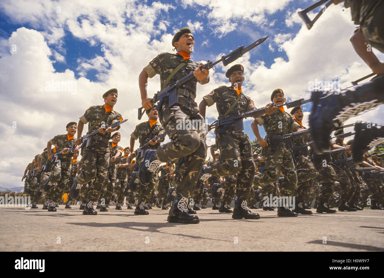 CARACAS - VENEZUELA - I soldati marzo con fucili e baionette durante il 5 luglio il Giorno di Indipendenza parata militare a Los Proceres parade motivi su luglio 5, 1988. Foto Stock