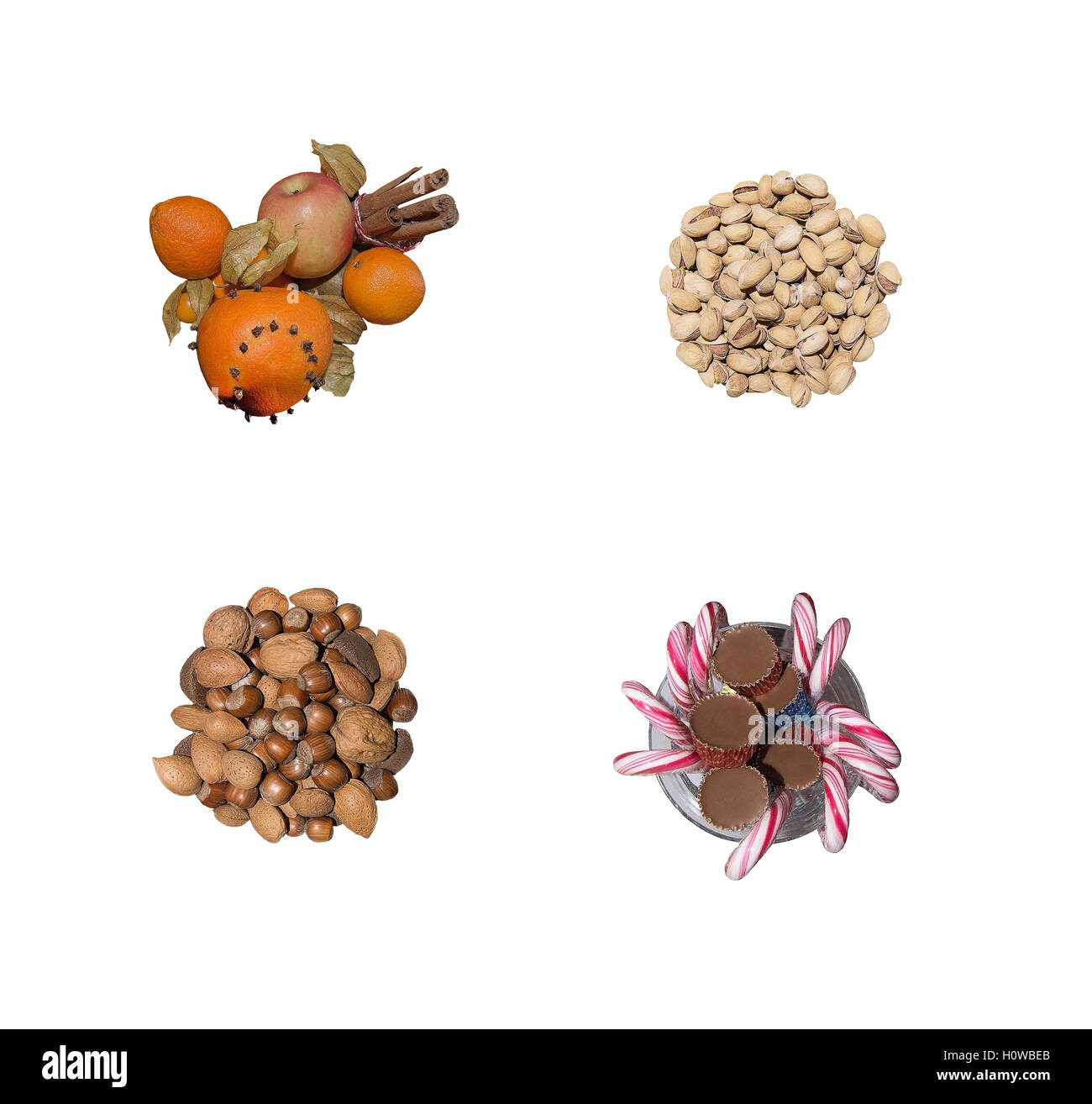 Il Natale di arance e di bastoncini di cannella, cumuli di materie di pistacchi e di varie altre noci e cioccolato e caramelle al caramello Foto Stock