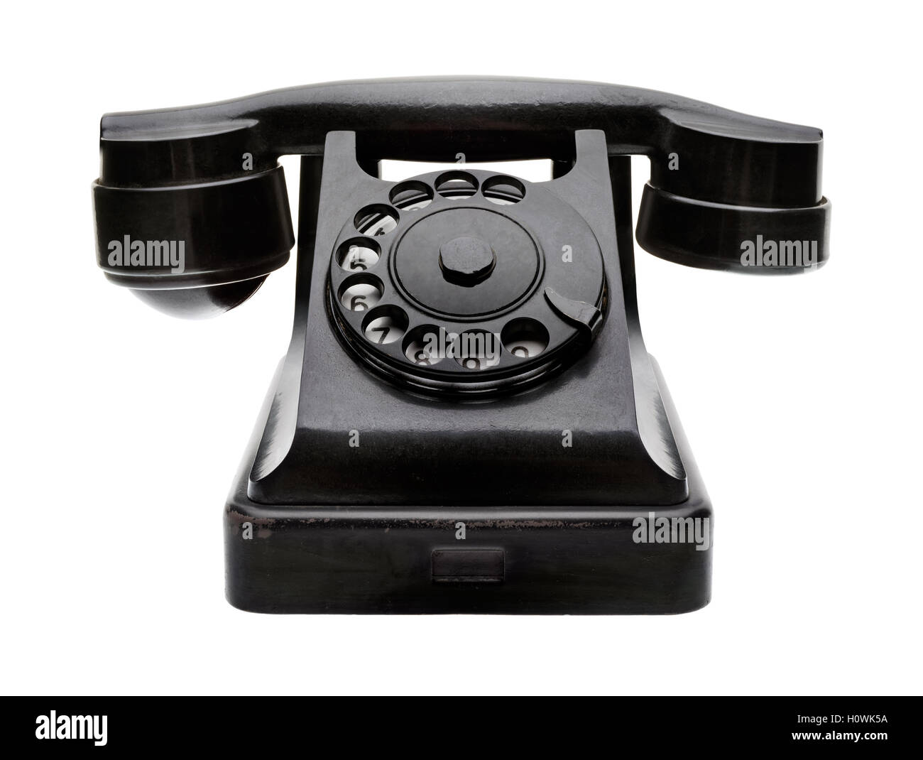 Oggetti isolati: vecchio telefono nero, metà del ventesimo secolo, invecchiato e rigata, isolati su sfondo bianco Foto Stock