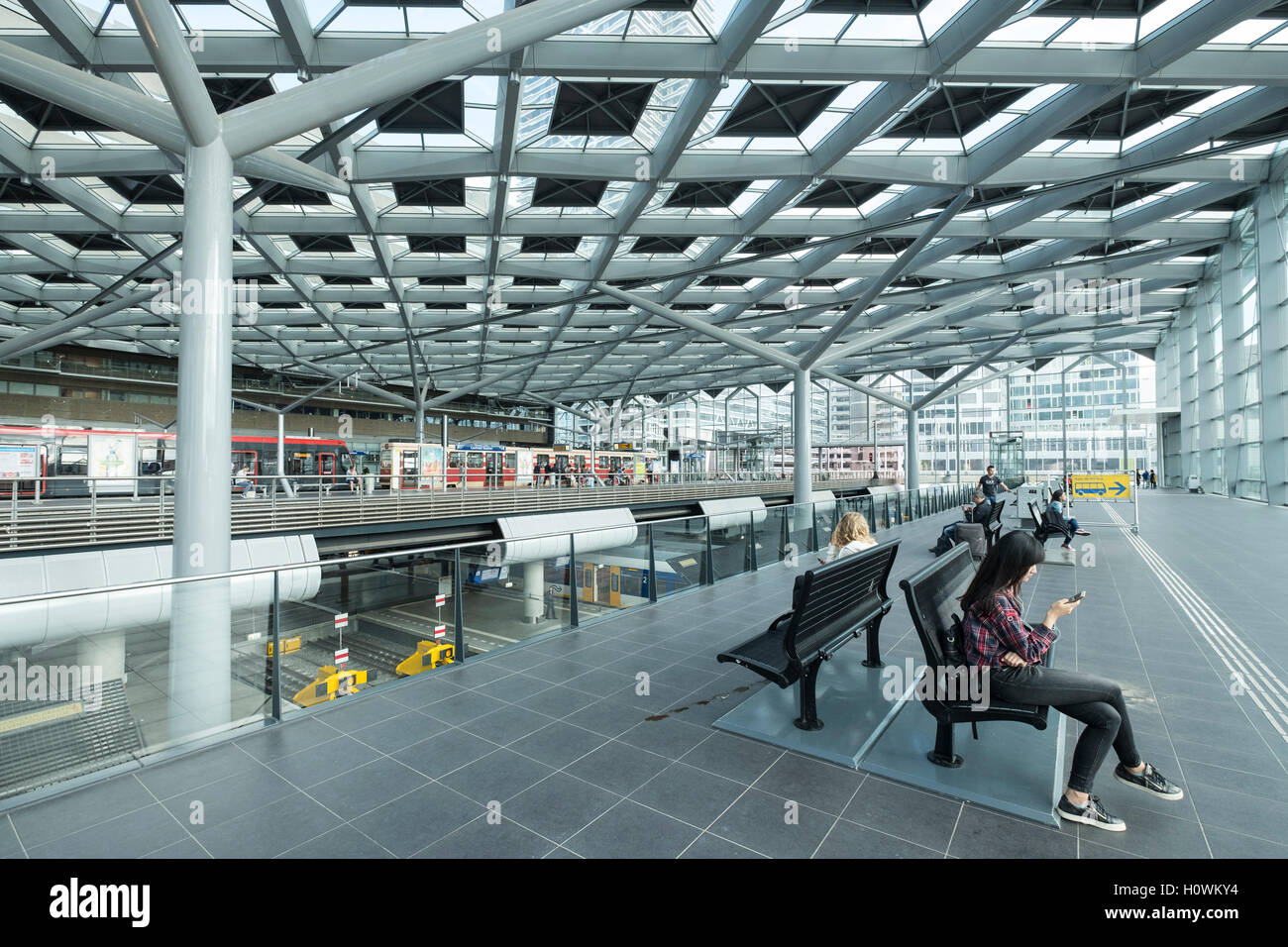 Interno di Den Haag Central railway station dopo la modernizzazione dell'Aia, Paesi Bassi Foto Stock