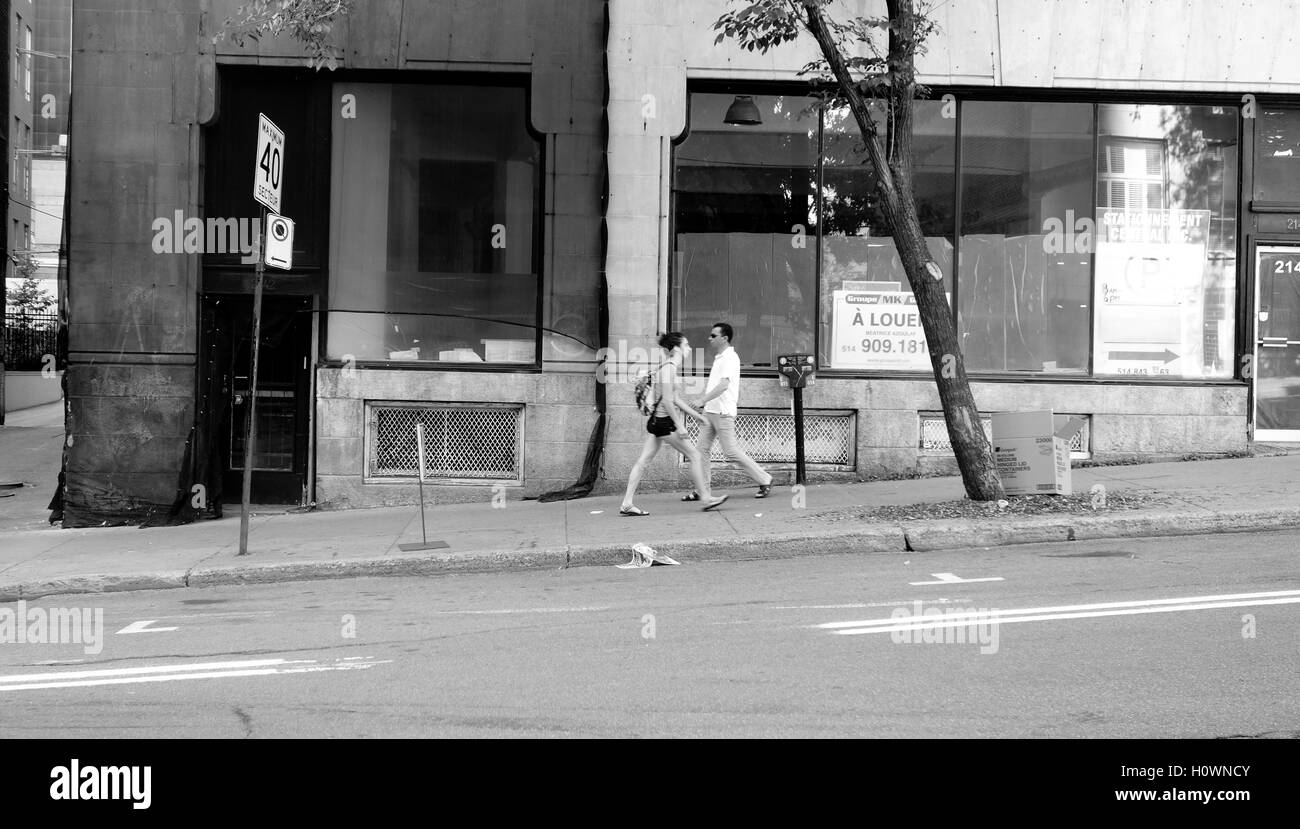 Due persone camminare uno all'altro a Montreal, Canada Foto Stock