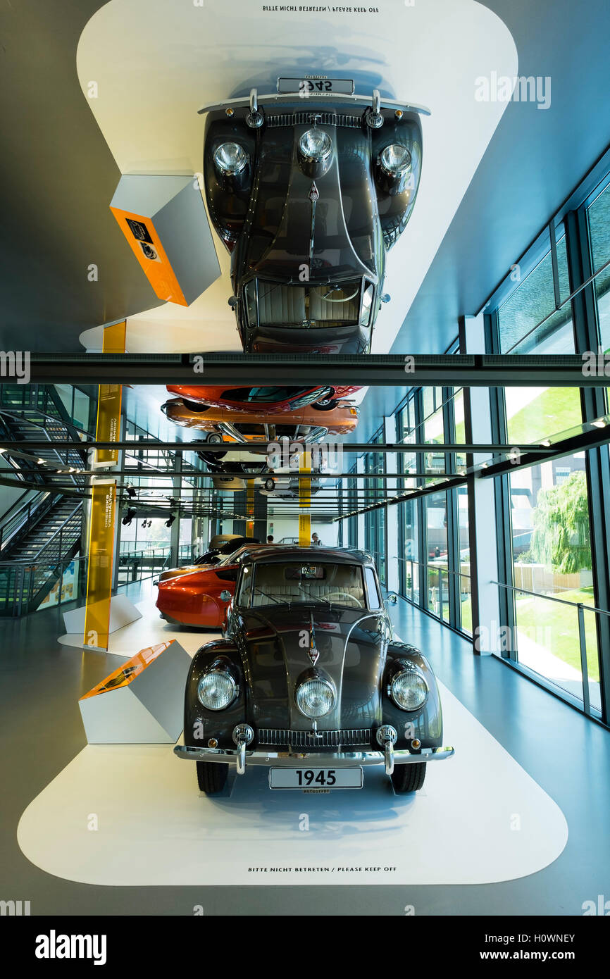 Il Tatra 87, dal 1945, prima massa -prodotta auto per incorporare i test in galleria del vento, sul display all'Autostadt in Wolfsburg, Germania Foto Stock
