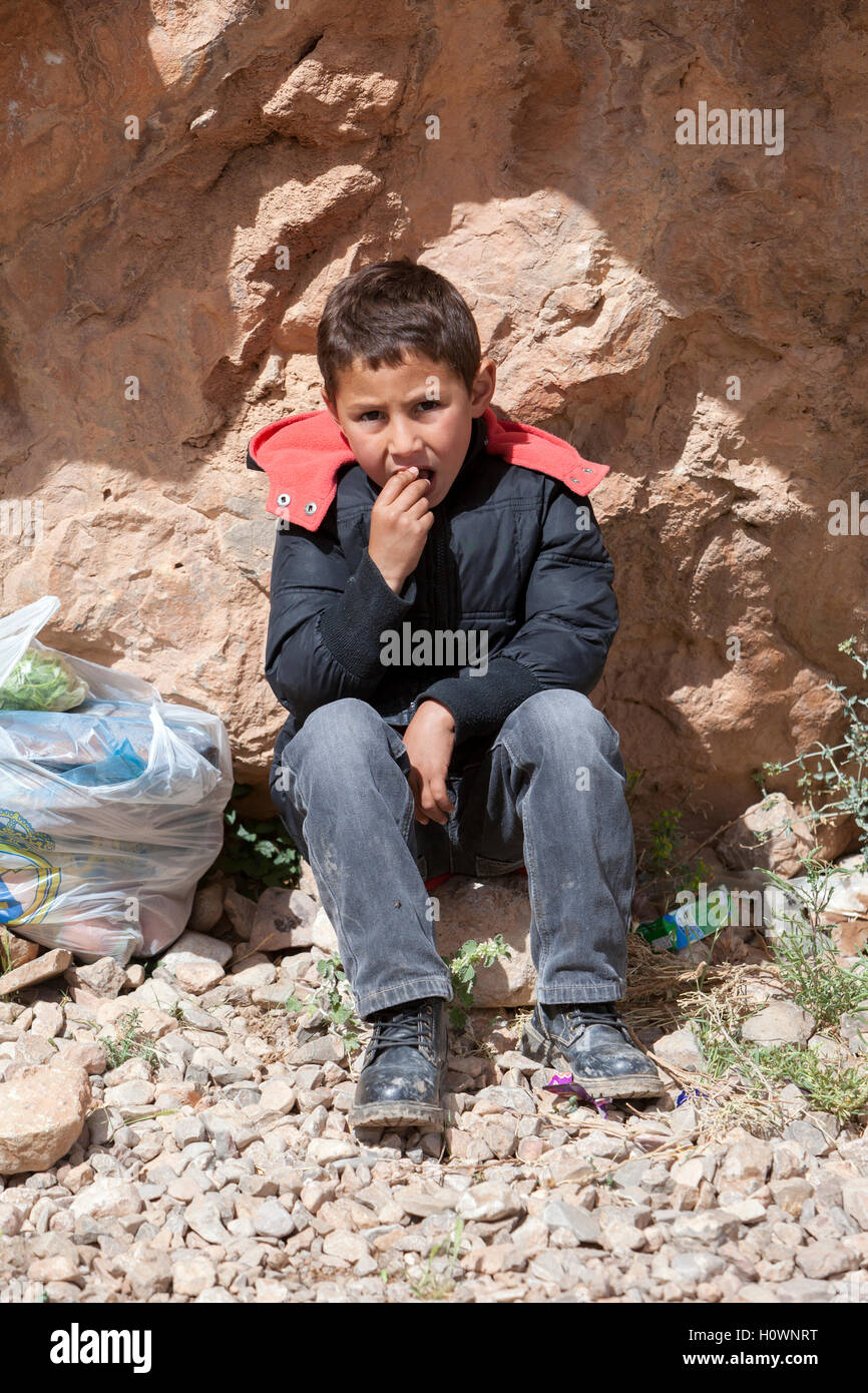 Atlante, Marocco. Ragazzo giovane al mercato nel villaggio berbero vicino Dades Gorge. Foto Stock