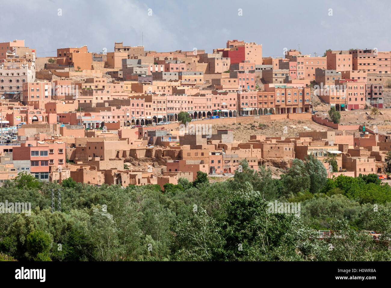 Boulmane, Marocco. Portici via dello shopping in centro, appartamenti moderni al di sopra e al di sotto. Foto Stock