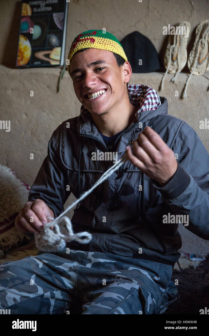Dades Gorge, Marocco. Giovane marocchino uomo berbero, l'età 19. Foto Stock