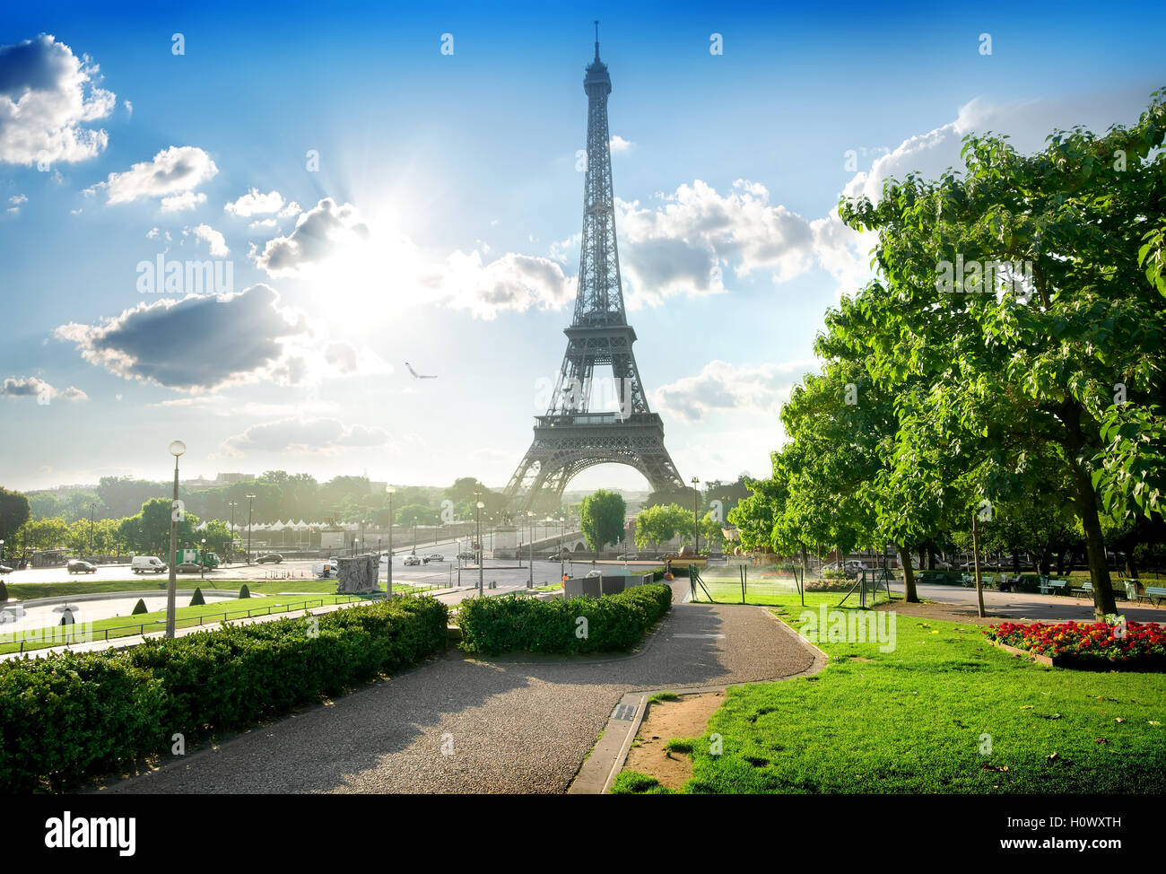 Torre Eiffel vicino parco verde a Parigi, Francia Foto Stock