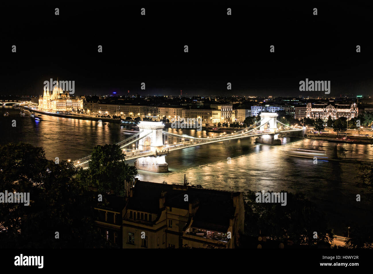 Budapest, vista notturna del Ponte delle catene sul Danubio e la città di Pest Foto Stock