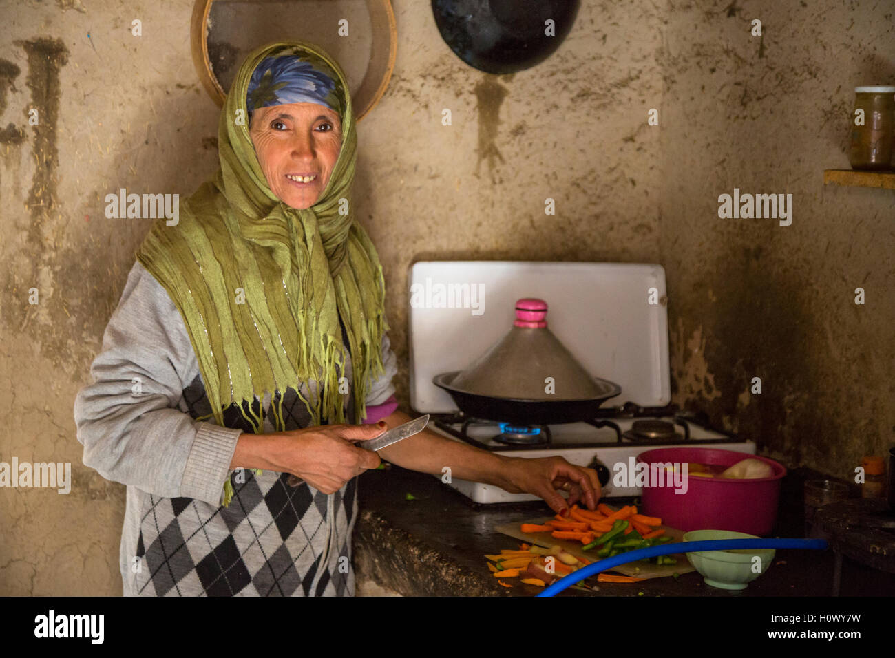 Dades Gorge, Marocco. Di mezza età donna berbera prepara la cena nella sua cucina. Foto Stock